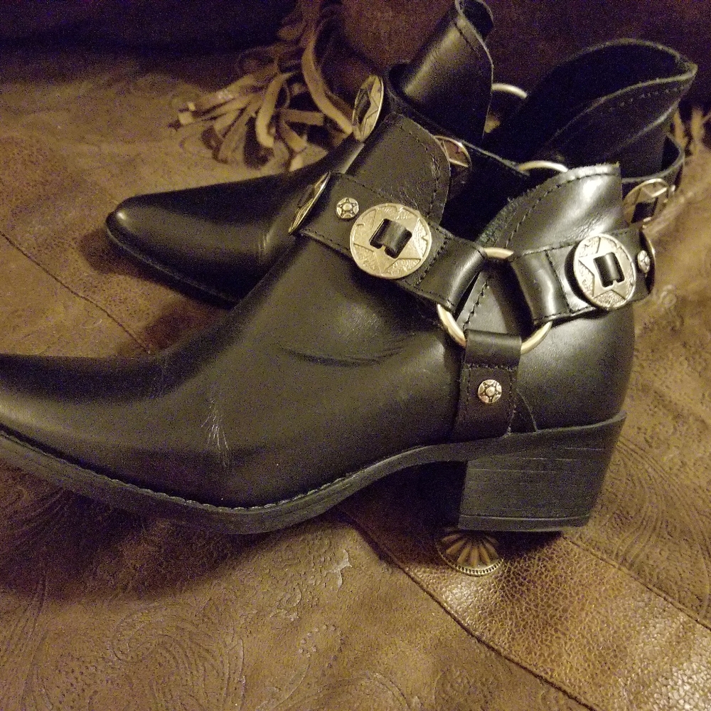 Steve Madden black western booties